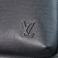 AVENUE SLINGBAG 31 IN BLACK TAIGA LEATHER