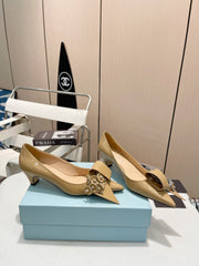 MEDIUM HEEL PUMPS IN TORTILLA BROWN PATENT CALFSKIN ATTACHED CREATIVE FLOWERS