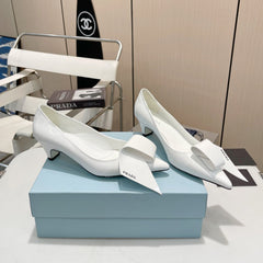 POINTED TOE PUMPS KITTEN HEEL IN WHITE GLOSSY LAMBSKIN WITH BOW