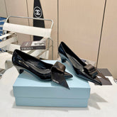 POINTED TOE PUMPS KITTEN HEEL IN BLACK GLOSSY LAMBSKIN WITH BOW