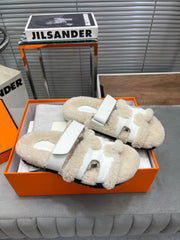 CHYPRE SLIPPERS IN BEIGE LAMB WOOL AND WHITE CALFSKIN