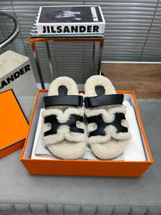 CHYPRE SLIPPERS IN BEIGE LAMB WOOL AND BLACK CALFSKIN