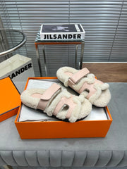 CHYPRE SLIPPERS IN BEIGE LAMB WOOL AND BABY PINK CALFSKIN