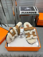 CHYPRE SLIPPERS IN BEIGE LAMB WOOL AND PERU BROWN SUEDE