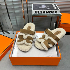 CHYPRE SLIPPERS IN BEIGE LAMB WOOL AND LIGHT FRENCH BEIGE SUEDE