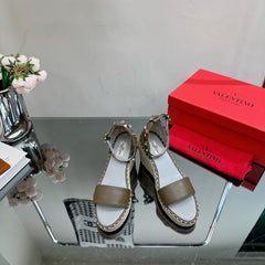 ROCKSTUD WEDGE 85 MM IN MOCHA BROWN CALFSKIN