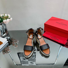 ROCKSTUD WEDGE 85 MM IN BLACK CALFSKIN