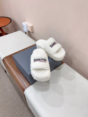 THICK-SOLED SLIPPERS IN WHITE WOOL