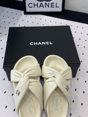 TWISTED SLIPPERS IN WHITE LAMBSKIN