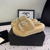 THICK-SOLED SLIPPERS IN BEIGE CREAM SHEEP WOOL