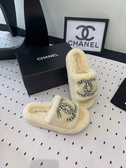 THICK-SOLED SLIPPERS IN WHITE SHEEP WOOL