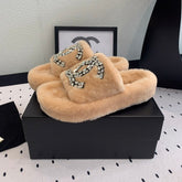 THICK-SOLED SLIPPERS IN BRIGHT CREAM SHEEP WOOL