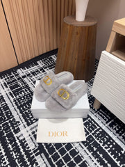 THICK-SOLE SLIPPER IN PALE GRAY FLEECE WITH GOLD LOGO