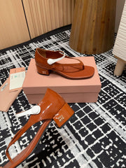 HIGH THONG SANDALS WITH WHITE STRAP IN RED BROWN GLOSSY LAMBSKIN