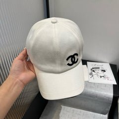 BASEBALL HAT IN WHITE WITH BLACK TRIM 673994