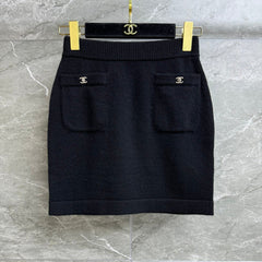 CC ICONIC SKIRT IN BLACK WOOL KNIT WITH FRONT POCKETS
