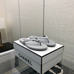 THONG SLIDE IN PALE GRAY SUEDE WITH WHITE DOT