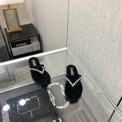 THONG SLIDE IN BLACK SUEDE WITH WHITE DOT