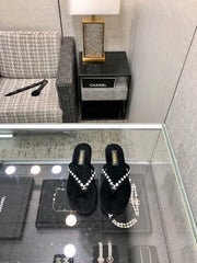 THONG SLIDE IN BLACK SUEDE WITH WHITE DOT