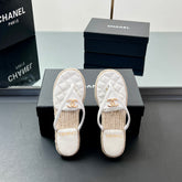 FLIP-FLOPS IN WHITE LAMBSKIN WITH RAFFIA