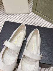 CHANEL 25S MARY JANE FLAT IN WHITE LAMBSKIN WITH YELLOW CAP TOE GOLD HARDWARE