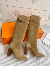 HM 25S TALL BOOTS 90 MM IN WARM BEIGE GOLD SUEDE