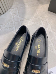 CHANEL 25S MOCCASINS IN BLACK SHINY CALFSKIN GOLD HARDWARE