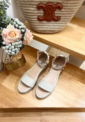 ROCKSTUD FLATFORM SANDAL IN WHITE CALFSKIN