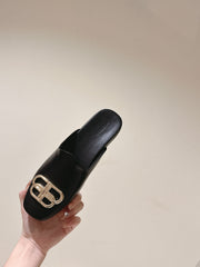 FLAT MULES IN BLACK SMOOTH CALFSKIN GOLD BUCKLE