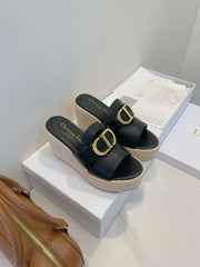 MONTAIGNE WEDGE SLIDE 95MM IN BLACK CALFSKIN