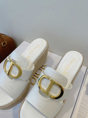 MONTAIGNE WEDGE SLIDE 95MM IN WHITE CALFSKIN