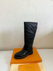 TERRITORY FLAT HIGH BOOT IN BLACK EMBOSSED CALFSKIN