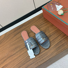 LP OSTRICH-EMBOSSED FLAT SANDALS 25S IN DARK GRAY LAMBSKIN