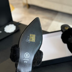 CC MULE IN BLACK SMOOTH FLEECE WITH GOLD HARDWARE