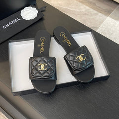 FLAT MULE IN BLACK LAMBSKIN