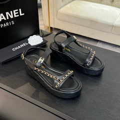 FLAT SANDALS IN BLACK LAMBSKIN WITH GOLD CHAIN