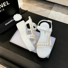 FLAT SANDALS IN WHITE LAMBSKIN WITH GOLD CHAIN