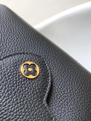 CAPUCINES MM BAG 21 IN BLACK TAURILLON COWHIDE GOLD HARDWARE