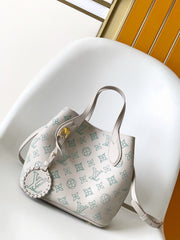 BLOSSOM 20 IN LIGHT BEIGE MAHINA CALFSKIN