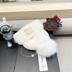 BEANIE HAT IN WHITE SOLF FLEECE 419714