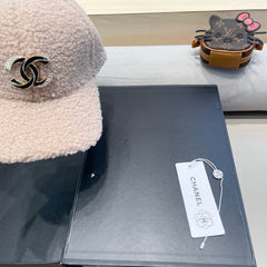BASEBALL HAT IN LIGHT PINK LAMB FUR 424252