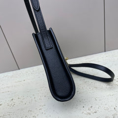 16 STRAP POCHETTE 18 IN BLACK SUPPLE CALFSKIN GOLD HARDWARE