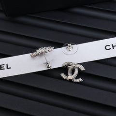 TWISTED ROPE STUD EARRINGS IN METAL WITH WHITE PEARLS