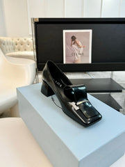 SQUARE TOE PUMPS IN BLACK GLOSSY CALFSKIN ATTACHED BOW