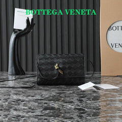 BOTTEGA VENETA 25S ANDIAMO POUCH 19 IN BLACK CALFSKIN GOLD HARDWARE