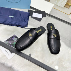 TRIANGLE LOGO MULES IN BLACK CALFSKIN