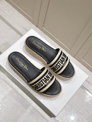 DWAY WEDGE SLIDES 45MM IN BLACK AND BEIGE FABRIC RAFFIA SOLE