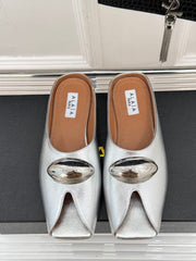 ALAIA FLAT MULE IN SILVER LAMBSKIN WITH SILVER HARDWARE