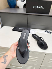 THONG SLIPPERS IN BLACK COWHIDE