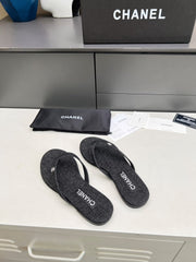 THONG SLIPPERS IN BLACK DENIM